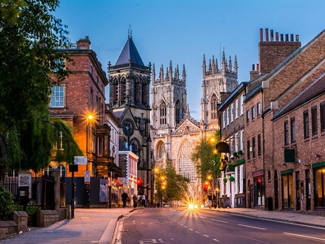 Como alugar carro barato em York na Inglaterra